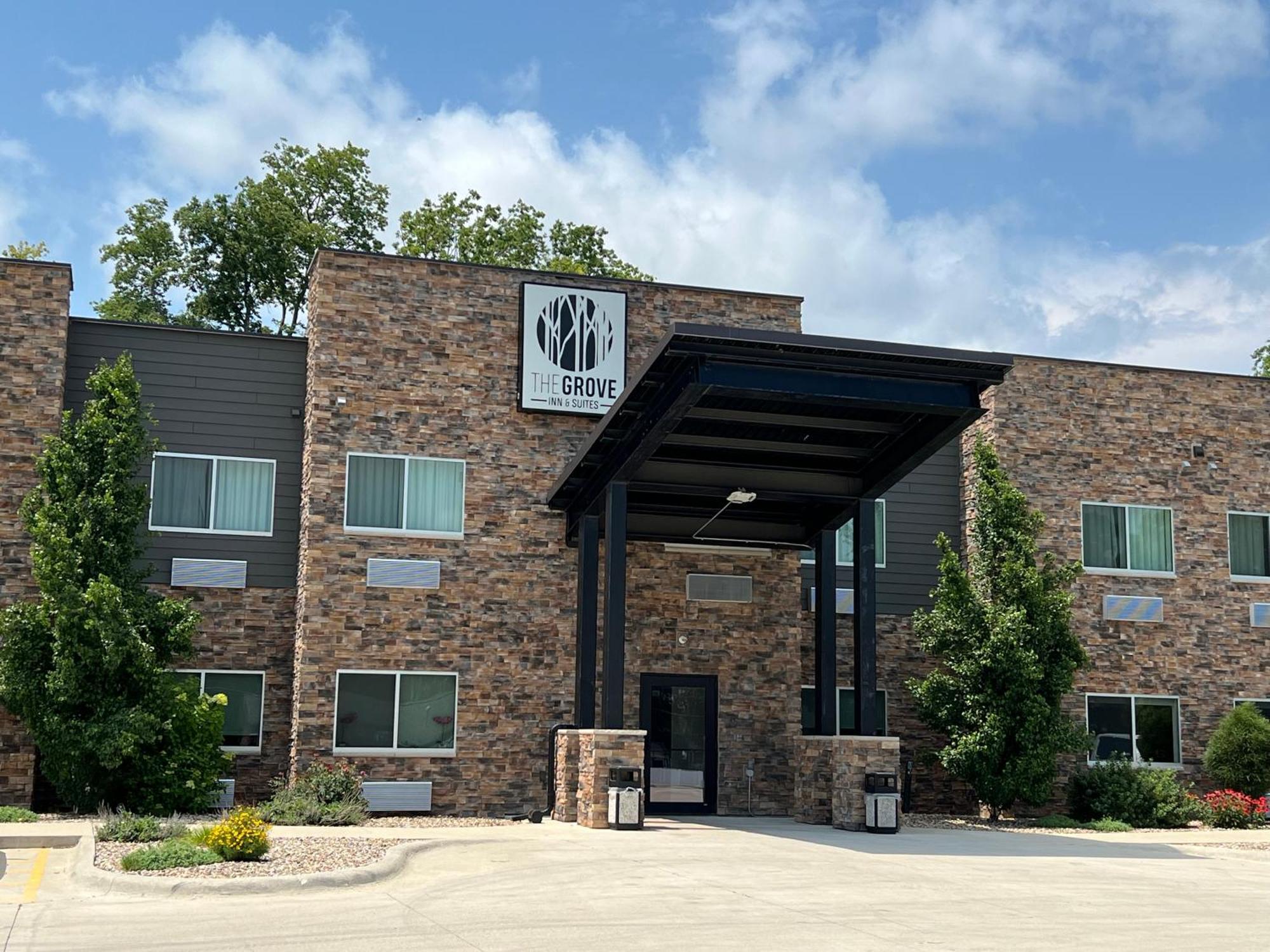 The Grove Inn And Suites Eagle Grove Exterior foto